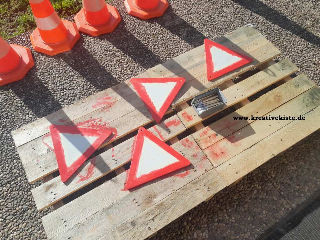 2 baustellenschild aus holz selber basteln kindergeburtstag