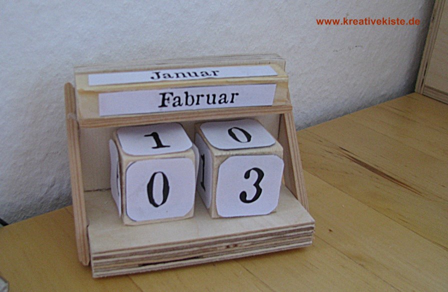 Perfekter Monat  / Tag Holz massiv natur ewiger Kalender Tischkalender Haus 
