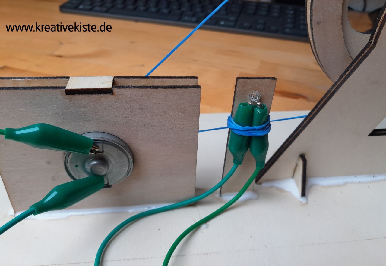 3 MINT Experiment basteln Generator mit LED und Handkurbel
