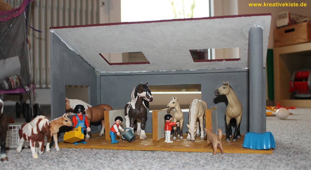 1-schleich-und-playmobil-holz-pferdestall-basteln