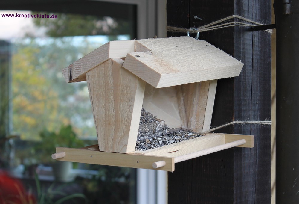 1 Vogelhaus mit Futterspender vorlage